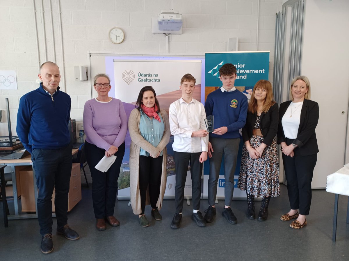 UdarasnaG's tweet photo. Bhí lá taitneamhach ann inné ag Clár na gComhlachtaí na Mumhan
Is 2 dhream as Phobalscoil Chorca Dhuibhne atá ag dul go dtí an Craobh Náisiúnta, 'Fíricí Fánacha' & 'Solathóirí Spóirt'
Tá moladh ag dul go gach duine a ghlac pháirt.
#fiontraitheoga @JA_Irl https://t.co/vNagh1MwQq