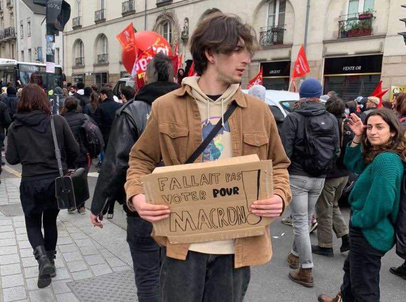 🇫🇷 À #Rennes, un jeune homme s’est incrusté dans la manifestation contre la réforme des #retraites avec une pancarte sur laquelle il était inscrit « Fallait pas voter pour Macron ». (@Occidentis1)