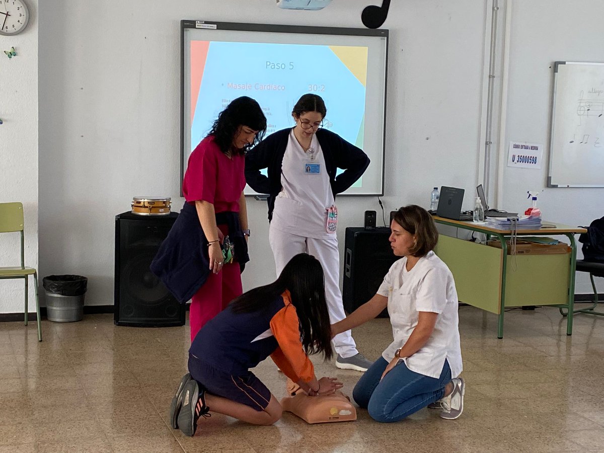 CSaludGaldar's tweet photo. Seguimos con la #educacionparalasalud, hoy en el #CEIPAntonioPadrón de Gáldar con los alumnos de 6° educando en #primerosauxilios. https://t.co/XzpnVaaR1W