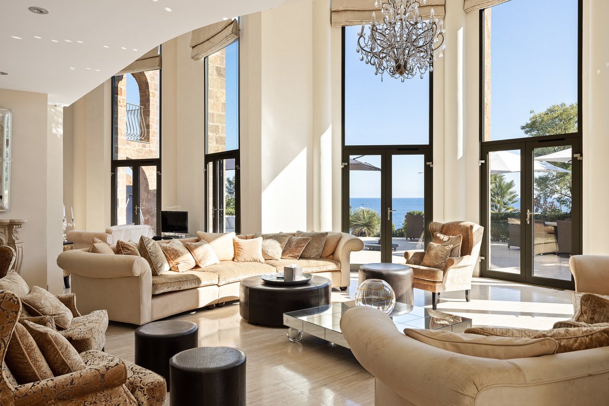 ChristiesHomes's tweet photo. Our #WaterfrontWednesday estate is a seaside aerie in ThΓ©oule-sur-Mer. Bordered by the red rocks and pine forests of the Massif de L'Esterel, this villa has a dramatic cliffside setting with direct access to the surf, represented by @Michael_Zingraf https://t.co/pBEPQ0UhdG https://t.co/nc1Qa3DNuq