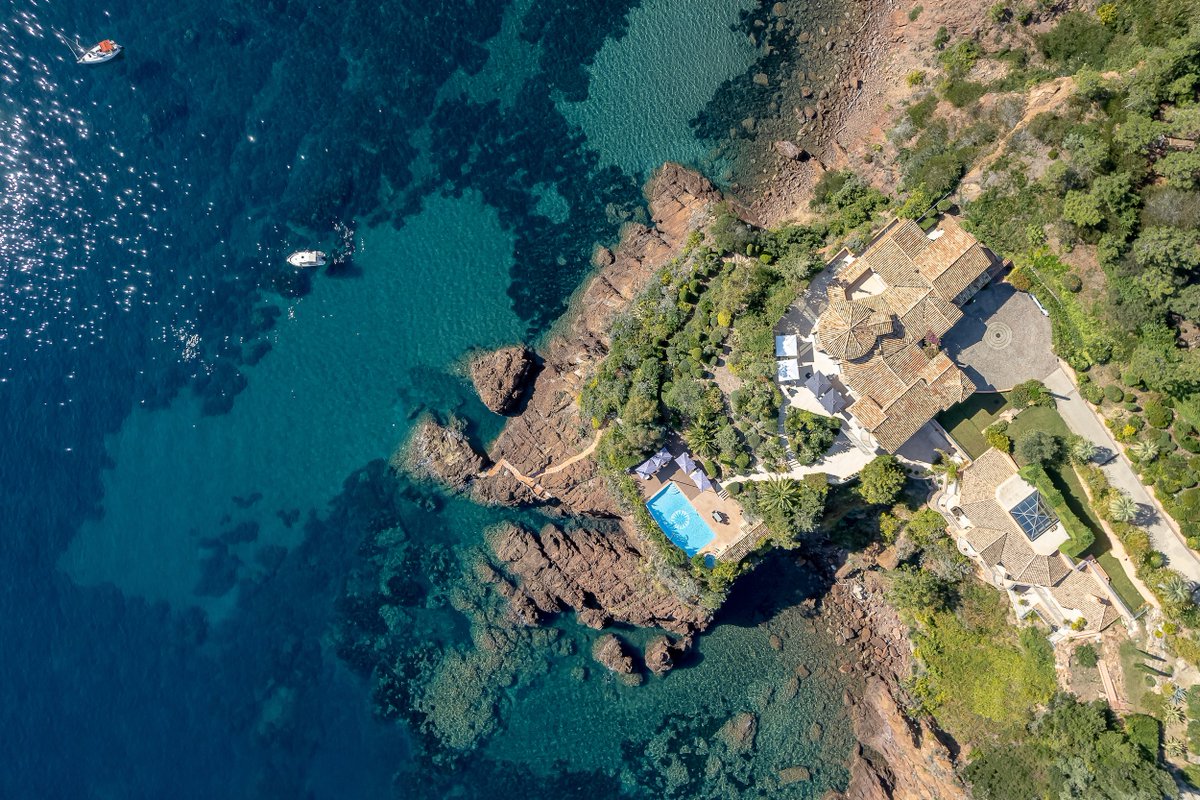 ChristiesHomes's tweet photo. Our #WaterfrontWednesday estate is a seaside aerie in ThΓ©oule-sur-Mer. Bordered by the red rocks and pine forests of the Massif de L'Esterel, this villa has a dramatic cliffside setting with direct access to the surf, represented by @Michael_Zingraf https://t.co/pBEPQ0UhdG https://t.co/nc1Qa3DNuq