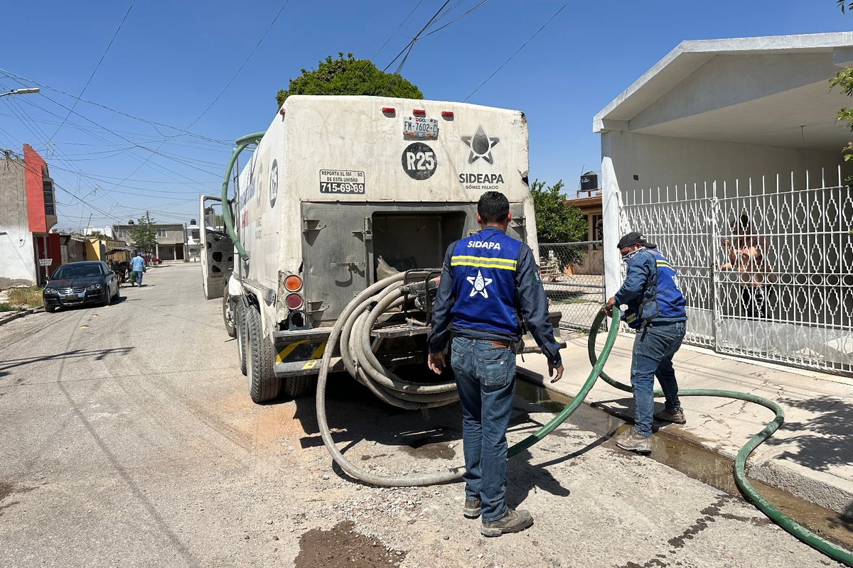 TvNorteLaguna's tweet image. #TNL | Llevan pipas con agua a colonias afectadas por mantenimiento al pozo #14.

#TvNorteLaguna #Sideapa #GómezPalacio @LetyHerreraAle