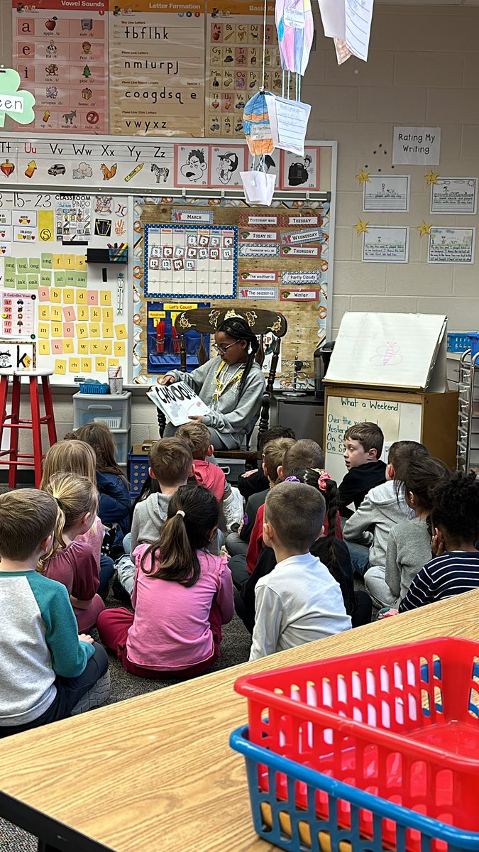 TheFolkField's tweet photo. We had a special mystery reader today! Mya is an older sister of two of our first graders! She worked hard &amp; earned a prize of reading to our class! Thank you Mya! You did an awesome job! 📚📚 https://t.co/ZHC4UrdVro
