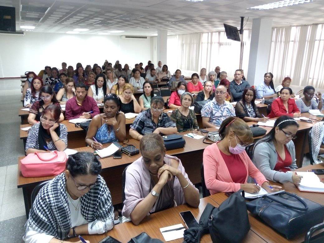 Este taller tiene como objetivo fundamental el fortalecer la gestión del cuidado, calidad de la atención y del rol de la actividad de Enfermería en el primer nivel de atención.

#CubaPorLaVida 

🧵2/2