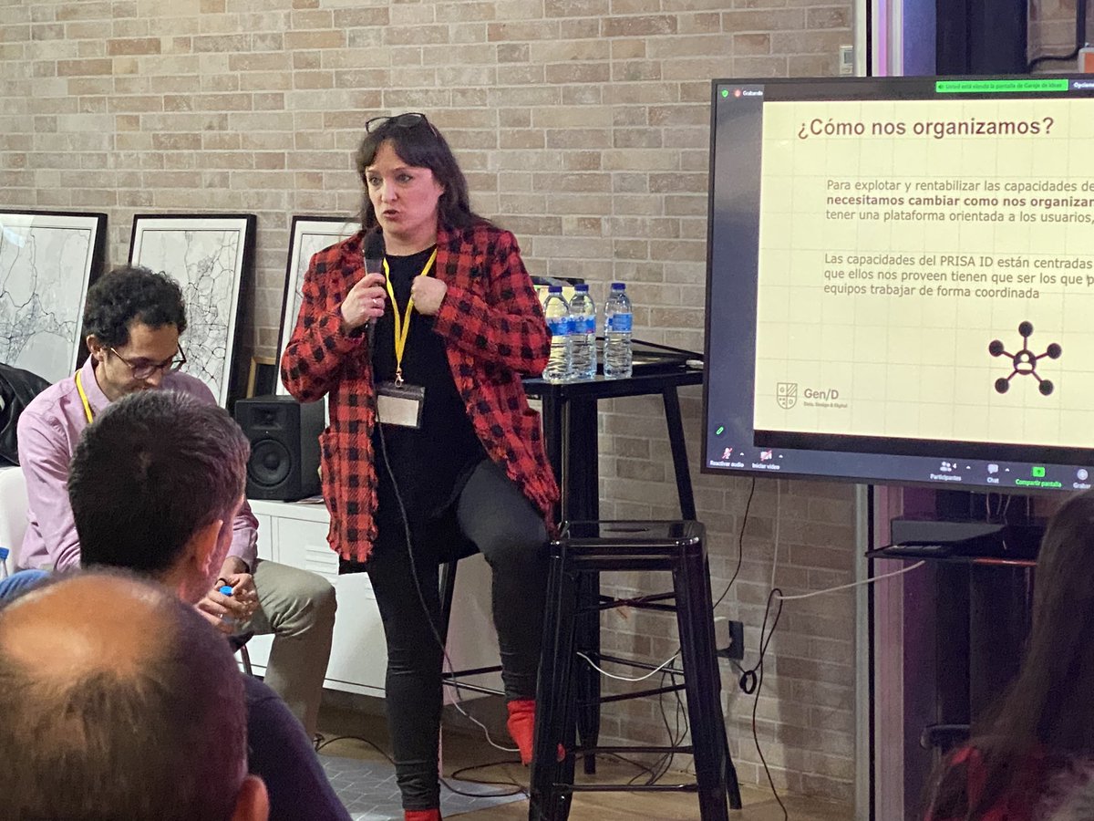 GenDSchool's tweet photo. Un nuevo #DataOnTheRocks reúne a medio centenar de especialistas #Data.
Interesante encuentro en el que el equipo de @ Data Prisa Media ha presentado cómo está “Construyendo una plataforma y cultura de datos”
@garajedeideas & @GenDSchool https://t.co/20X0ejHgw7