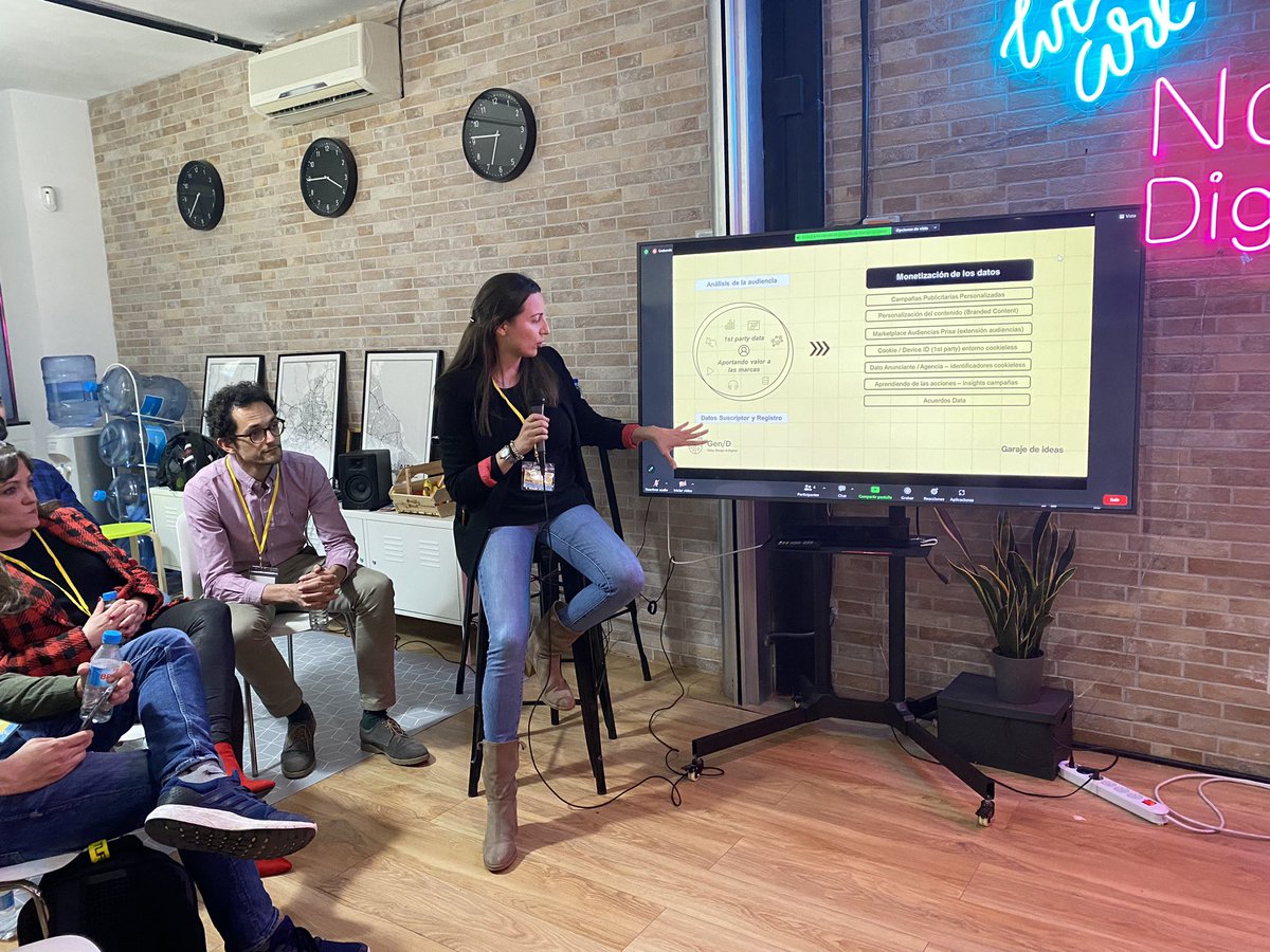 GenDSchool's tweet photo. Un nuevo #DataOnTheRocks reúne a medio centenar de especialistas #Data.
Interesante encuentro en el que el equipo de @ Data Prisa Media ha presentado cómo está “Construyendo una plataforma y cultura de datos”
@garajedeideas & @GenDSchool https://t.co/20X0ejHgw7