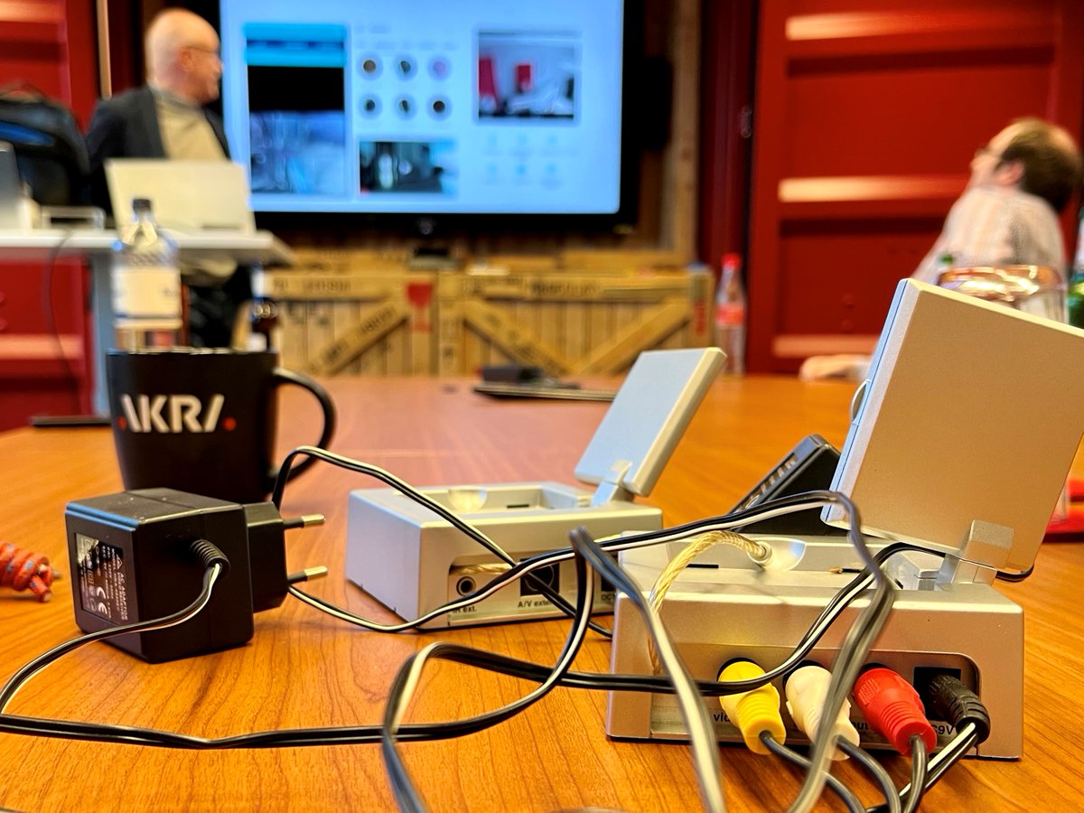 Regelmäßig treffen wir uns im "Maschinenraum", um uns über verschiedenste Themen rund um Technik und IT auszutauschen. Heute nahm uns Thomas Ochmann mit auf eine Zeitreise zurück zu den Anfängen des Smart Homes - inklusive Anschauungsmaterial. #AKRA #smarthome #wissenstransfer
