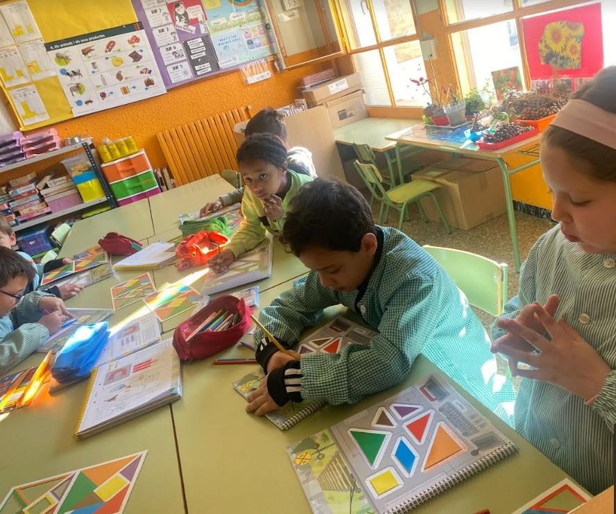 escola_reus's tweet photo. A la nostra escola treballem amb @innovamat_cat una proposta d’aprenentatge #manipulatiu #competencial i #significatiu en l’àmbit de les #matemàtiques Perquè #estimemlesmates #escolamisericordiadereus #escolapublica #monmisericordia
🖤🔢💡🔴 https://t.co/DbKgaxRTbq