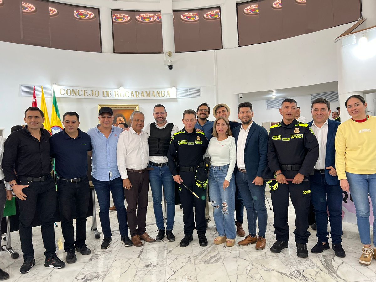 soyjaimeandres's tweet photo. Hoy fue la primera vez en la historia que un Director General de la @PoliciaBmanga estuvo en el Concejo de #Bucaramanga. Lastimosamente la crisis de inseguridad que vive la ciudad fue la causa. 

Creemos que con ayuda de los altos mandos de la fuerza pública podemos cambiarlo. https://t.co/3CPIUwJbYr