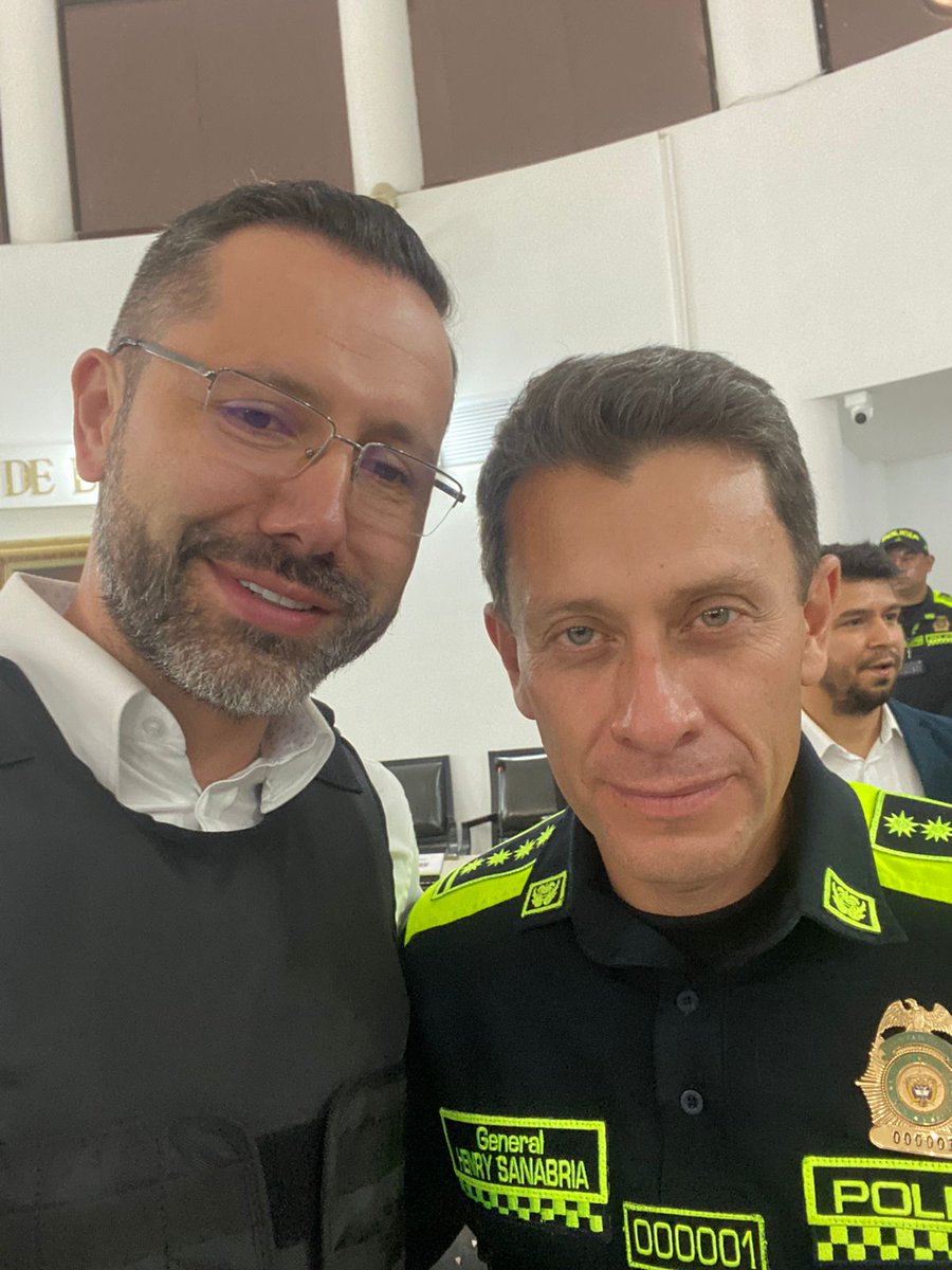 soyjaimeandres's tweet photo. Hoy fue la primera vez en la historia que un Director General de la @PoliciaBmanga estuvo en el Concejo de #Bucaramanga. Lastimosamente la crisis de inseguridad que vive la ciudad fue la causa. 

Creemos que con ayuda de los altos mandos de la fuerza pública podemos cambiarlo. https://t.co/3CPIUwJbYr