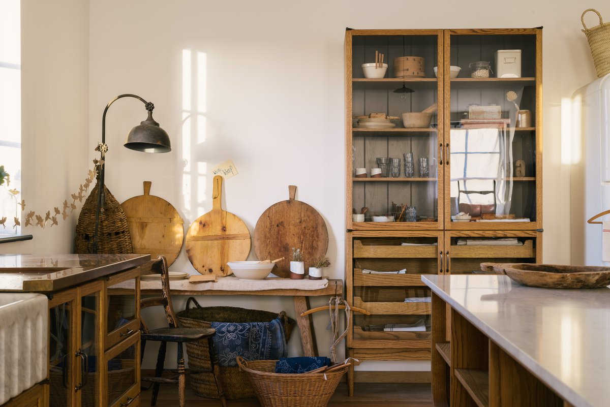 deVOLKitchens's tweet photo. #KitchenTour: Glazed doors are such a big part of this design, glass fronts were a must for traditional haberdashery cupboards and in a modern kitchen they allow you to display your most-loved treasures. https://t.co/eyrvAv4URz #MidCenturyKitchen https://t.co/TQjHF26HC2