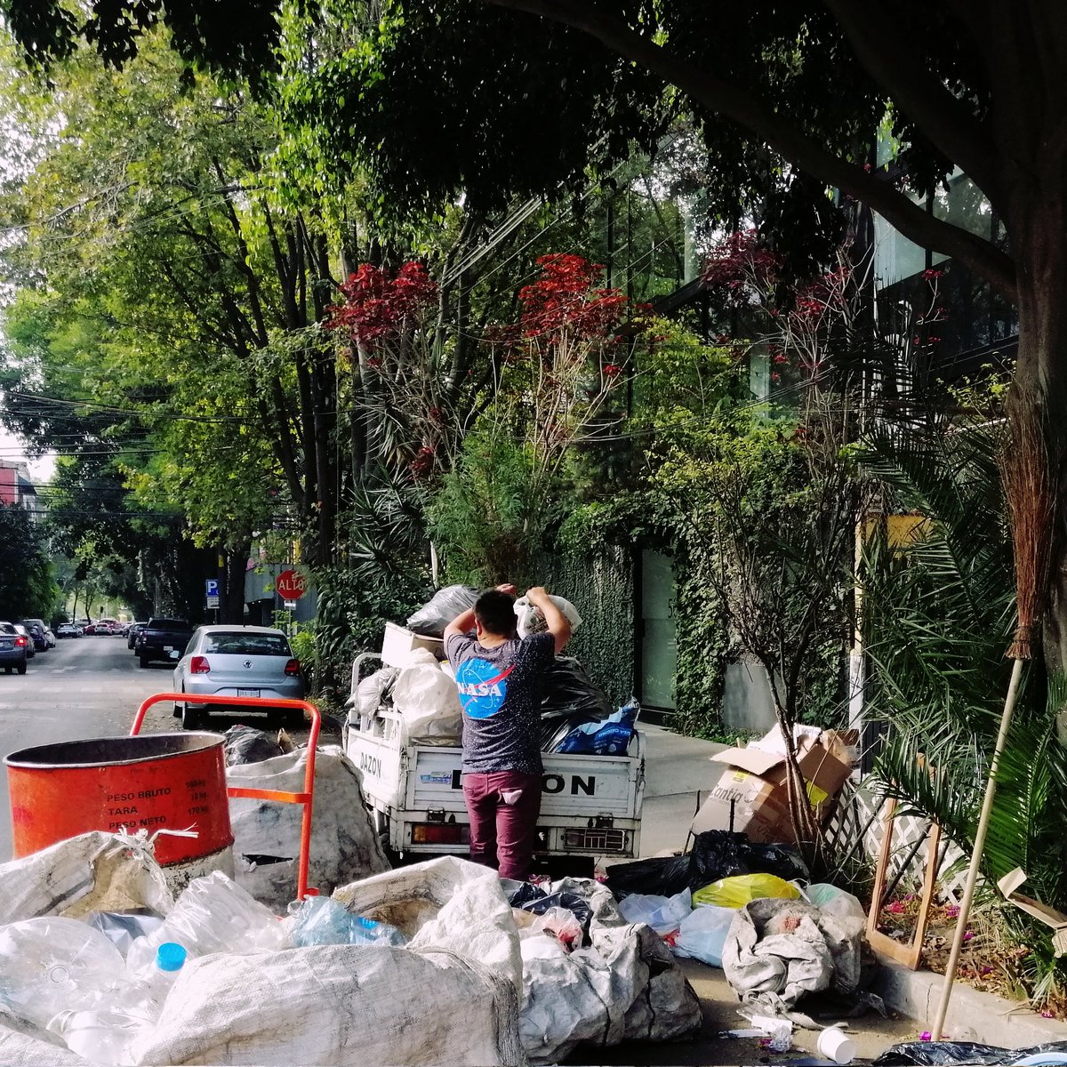 CleliaTommi's tweet photo. Cuando en una foto encapsulas a toda tu pasión del espacio #NASA, de la #sustentabilidad y del #reciclaje. 

Me pare a saludarlo y a decirle que le había tomado fotos para mí presentación. Se llama Juan Sebastian.

This guy made my day!!
Ad Astra y'all
🚀🌎🤓💙
#Recycle https://t.co/SU8WLaTnl8