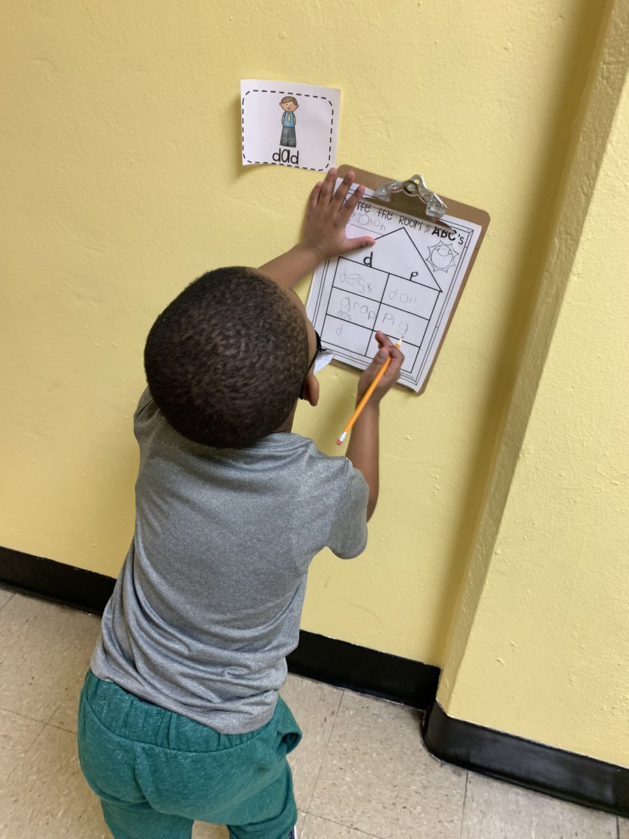 Nick_EdwardsEDU's tweet photo. Awesome Kindergarten centers for our students! Cvc, sight words, hallway fun findings! @AcademyStreetES #acadeMYschool #gotigers https://t.co/8PeR1Kfalo