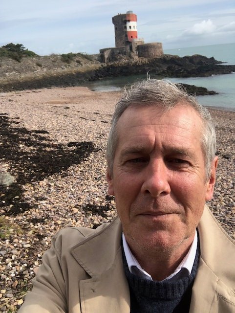 AlanDonald67's tweet photo. Enjoying the new challenges ahead, especially rediscovering our Island. Great morning spent at Archirondel, enjoying the delights of the Driftwood Cafe - new owners with some fantastic ideas - &amp; it's right on the beach #livingthedream #nottheusualbeachattire https://t.co/F8IyjdXlDA