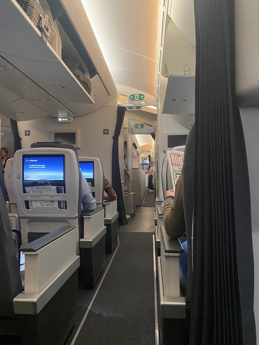ChrisLergen's tweet photo. Nice one @Lufthansa_DE. #Dreamliner #Lufthansa https://t.co/ddAUkUgoWZ