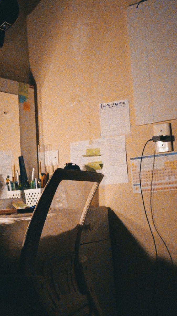 studyzuy's tweet image. achei essa foto q mostra um pouco do meu cantinho de estudo, aproveitei pra mostrar pra vcs