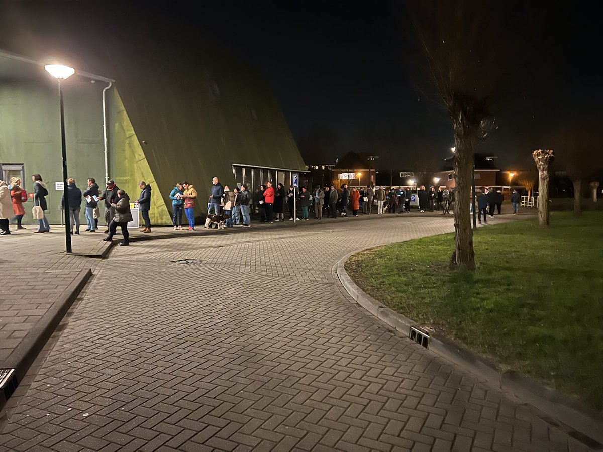 #verkiezingen15maart #PS2023 Lange rij in Houten Elke stem telt.