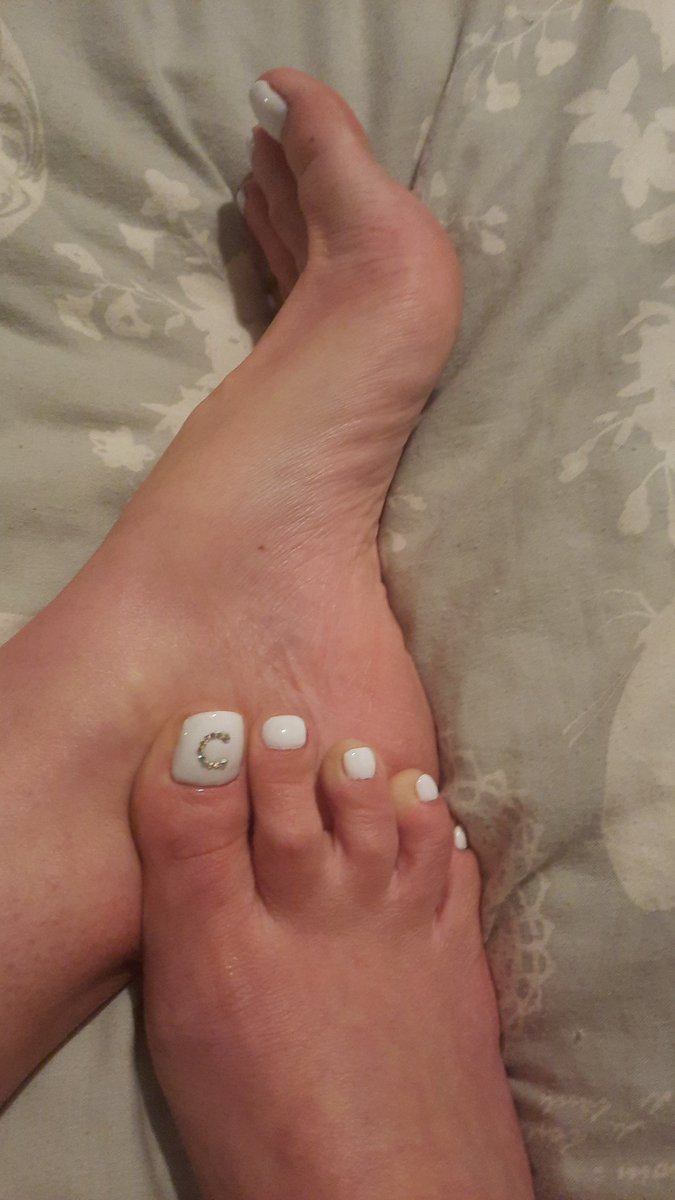 Toe2ToeTease's tweet photo. Chilling in bed relaxing these tootsies after a hard day 🥱 who wants to rub some oil into them for me maybe have a cheeky lick? 😛😍

#tiredfeet #stillsexy #lickthatsole #tastessogood 
Every ❤ is a rub every share is a lick 😋🤤 https://t.co/YB97YGsfep