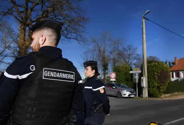 perrinaud's tweet photo. Explosion dans l'Allier : le mis en cause était en détention à domicile sous surveillance électronique
https://t.co/YpvjI7Ibnc https://t.co/MP1EmQI25Y