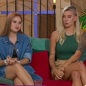 EncuestasShow's tweet photo. Jajajaja estaban estas 3 en el living de #CortaPorLozano las despidieron y costa dice "vamos a espiar la casa en vivo,chau chicas" jajajajjaja y la primer imagen romi adentro y ellas ahi sentadas mirandola. ME ENCANTA!!!! #GranHermano #GH #GH22 #GH2022 https://t.co/470eIKXsdY