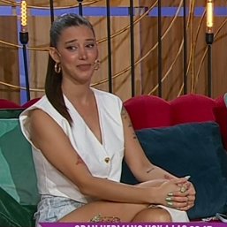 EncuestasShow's tweet photo. Jajajaja estaban estas 3 en el living de #CortaPorLozano las despidieron y costa dice "vamos a espiar la casa en vivo,chau chicas" jajajajjaja y la primer imagen romi adentro y ellas ahi sentadas mirandola. ME ENCANTA!!!! #GranHermano #GH #GH22 #GH2022 https://t.co/470eIKXsdY