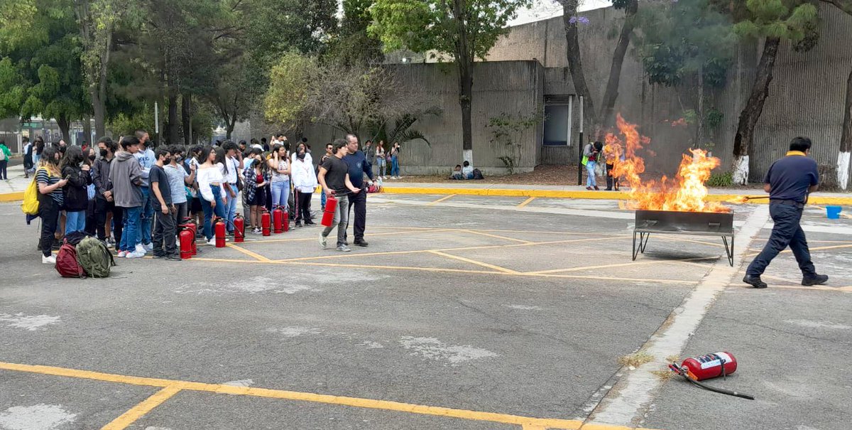 PCUNAM's tweet photo. Gran participación en la jornada de #ProtecciónCivil impartida por el personal de la #DGAPSU en la @enp_unam plantel 3 “Justo Sierra” de la @UNAM_MX. 
La capacitación constante es primordial para una mejor atención de #emergencias. 

#LaPrevenciónEsLaLlaveDeTuSeguridad https://t.co/Zbl47H0ZML