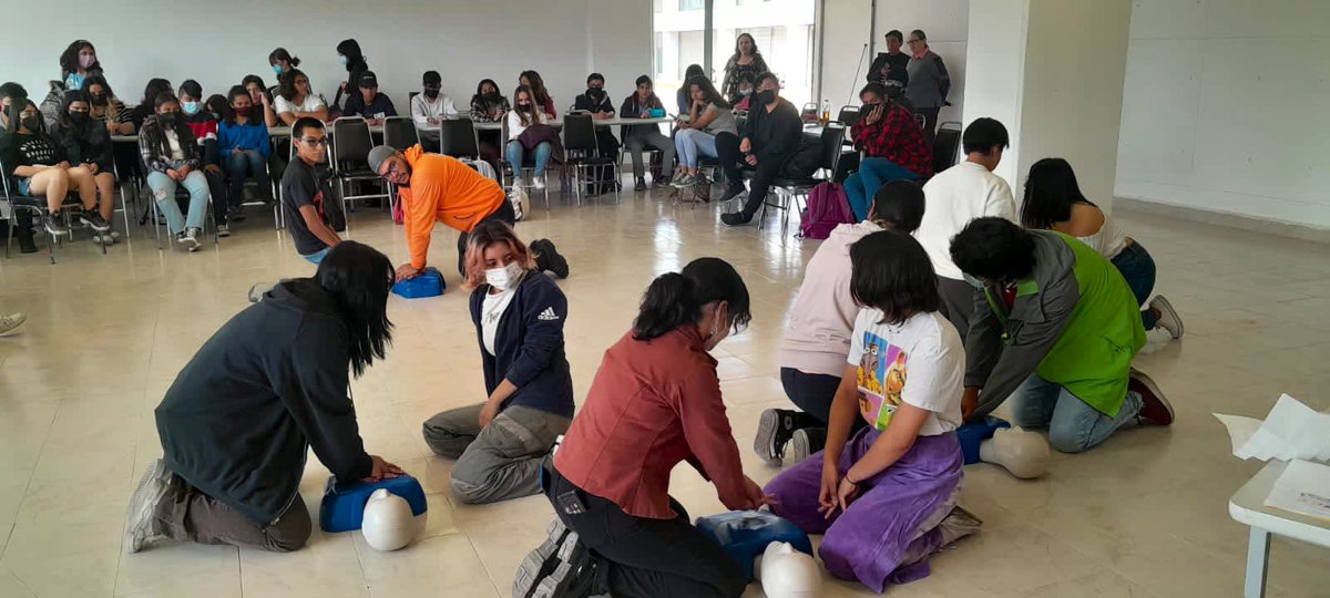 PCUNAM's tweet photo. Gran participación en la jornada de #ProtecciónCivil impartida por el personal de la #DGAPSU en la @enp_unam plantel 3 “Justo Sierra” de la @UNAM_MX. 
La capacitación constante es primordial para una mejor atención de #emergencias. 

#LaPrevenciónEsLaLlaveDeTuSeguridad https://t.co/Zbl47H0ZML