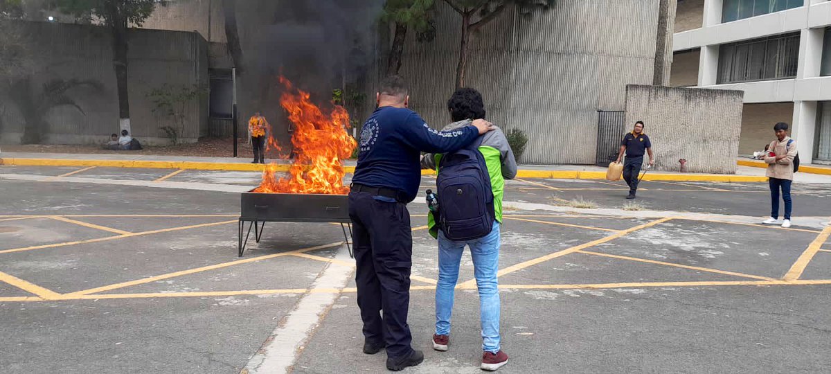 PCUNAM's tweet photo. Gran participación en la jornada de #ProtecciónCivil impartida por el personal de la #DGAPSU en la @enp_unam plantel 3 “Justo Sierra” de la @UNAM_MX. 
La capacitación constante es primordial para una mejor atención de #emergencias. 

#LaPrevenciónEsLaLlaveDeTuSeguridad https://t.co/Zbl47H0ZML