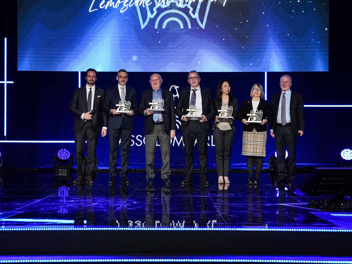 Assolombarda's tweet photo. La prima edizione di #AssolombardaAwards2023 è l'occasione anche per celebrare le #imprese che da 75, 50 e 25 anni fanno parte della nostra associazione. A loro, il Vicepresidente @Alvise_Biffi e il Direttore Generale @aascarabelli consegnano un riconoscimento speciale. https://t.co/IokeakG7ul