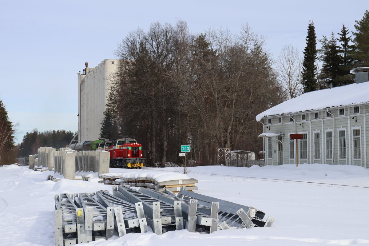 Tekemisen meininkiä. Hyvinkää–Karjaa-välin sähköpylväiden pystytys on edennyt maaliskuun puolivälissä Hyvinkäältä jo Nummelaan asti. Materiaalia on jaettu kevään aherruksiin jo koko välille. Yhteensä rataosuudelle tulee 1628 ratajohtopylvästä. Sähköistys valmistuu 2024 lopussa.