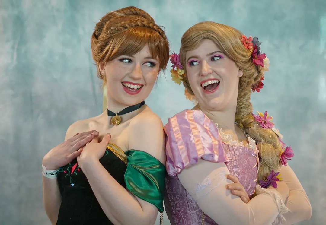 BeagleBomber's tweet photo. Princess Anna and Rapunzel at #DublinComicCon 
#frozen #tangled #Disney https://t.co/NRStZGl4po