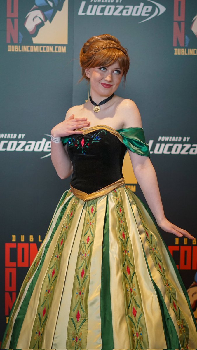 BeagleBomber's tweet photo. Princess Anna and Rapunzel at #DublinComicCon 
#frozen #tangled #Disney https://t.co/NRStZGl4po