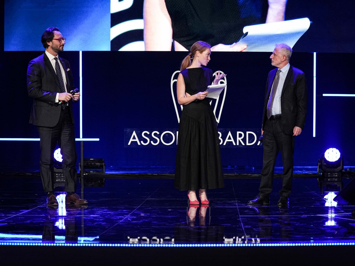 Assolombarda's tweet photo. La prima edizione di #AssolombardaAwards2023 è l'occasione anche per celebrare le #imprese che da 75, 50 e 25 anni fanno parte della nostra associazione. A loro, il Vicepresidente @Alvise_Biffi e il Direttore Generale @aascarabelli consegnano un riconoscimento speciale. https://t.co/IokeakG7ul