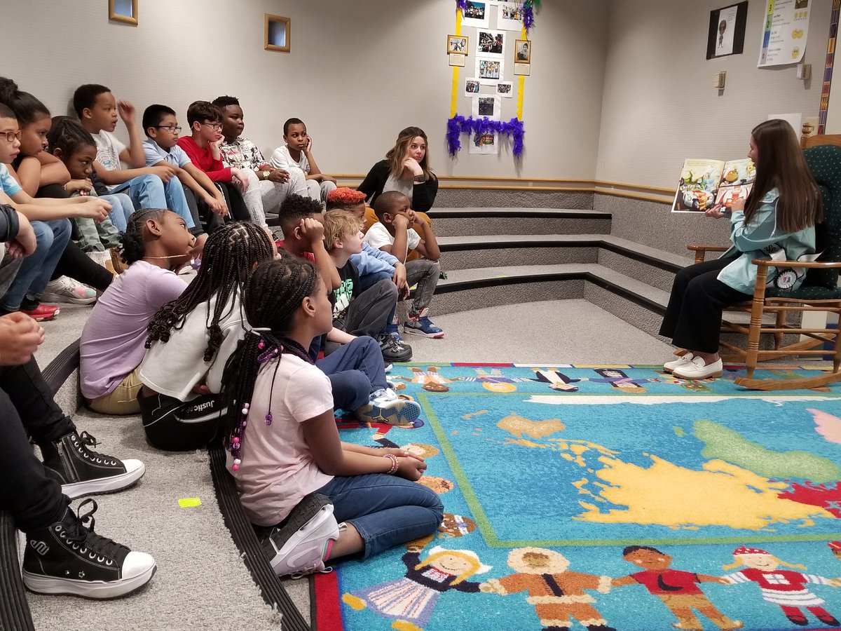Guest reader, Indy 500 Festival Princess <a href="/SavannahBoneta/">sav</a> read to 2nd grade Ss <a href="/sunnyheightsele/">Sunny Heights Elem</a>.  Ss learned about the Indy 500 and the significance of flags.  #WarrenReads #WarrenWill