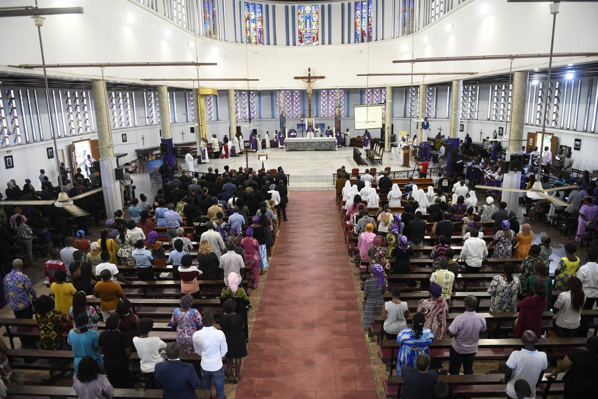 Avec la Première dame <a href="/Sylviabongo/">Sylvia Bongo Ondimba</a>, nous nous sommes rendus ce jour au Port-Môle pour soutenir les familles éplorées suite au naufrage de l'#EstherMiracle, puis en la Cathédrale Ste Marie pour assister à une messe à la mémoire des victimes.
Que Dieu les accueille en son Royaume.