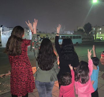 derafshkavianee's tweet photo. اگر میخواهیدآخوندهارادق مرگ وازاین سرزمین بیرون کنیدفقط کافیست ایرانی باشید!
یعنی
برقصید،بخندید،شادی کنید،زیبا بپوشید، ب زنان احترام بگذارید،بجای گداخانه ها (قبربه اصطلاح امامزاده های عرب)ب تخت جمشید وآرامگاه فردوسی سفر کنید،گریه نکنیدوعزاداری چندماه درسال برای اعراب راترک کنید، https://t.co/aOtxmKAwNn