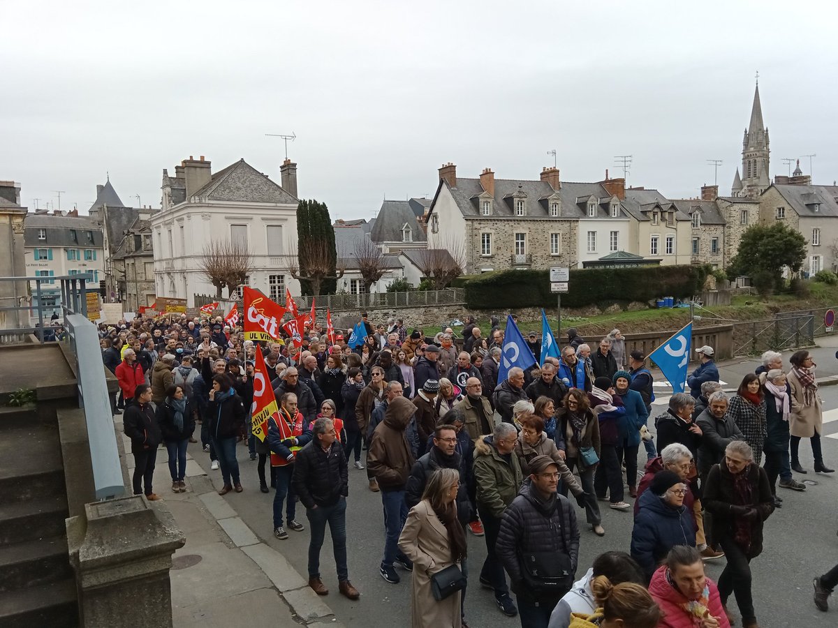 s_chirazi's tweet photo. A #Vitré à la #manif15mars à nouveau des centaines de manifestants, avec des travailleurs de #BCM/#Fareva, #Idemia , #Cooper, de la #SVA , où plusieurs dizaines d'ouvriers ont débrayé pour l'occasion... https://t.co/tiopAmP4Pt