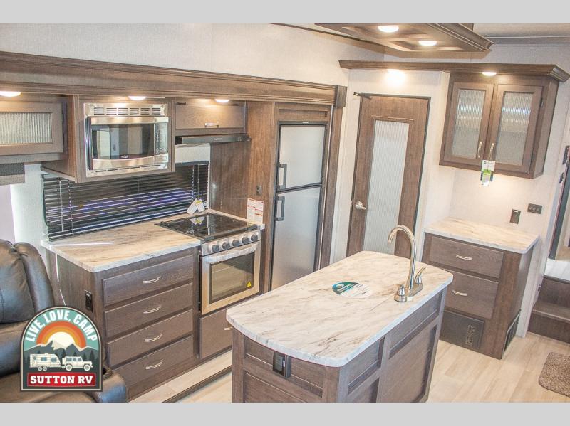SuttonRV's tweet photo. Fully Featured &amp; Easy to Tow! Now @suttonrv
Phoenix fifth wheels are designed to include hi-end features, luxurious interiors, and provide a fantastic towing experience by today's ½ ton and ¾ ton trucks. #fifthwheel #camping #rv https://t.co/BQCp486gqx