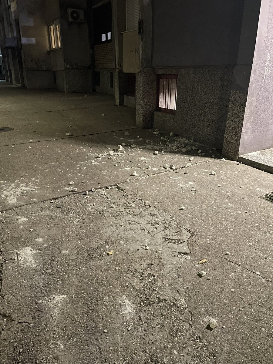 Endzika3's tweet photo. Zgrada Pobjede-Niksic
Fasada otpada vec neko vrijeme https://t.co/c553OJRcRb