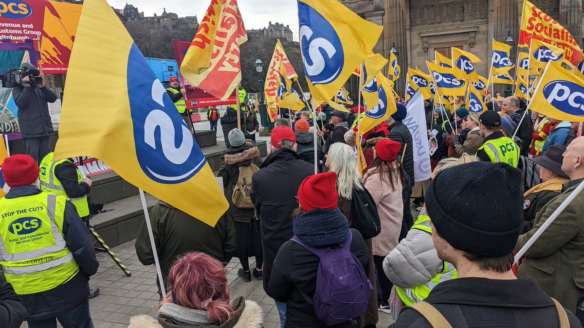 ach0's tweet image. Our serious strike faces at this morning's picket ⬇️
Great, multi-unions turnout at the Mound for the 12:30 rally too ✊🏼
