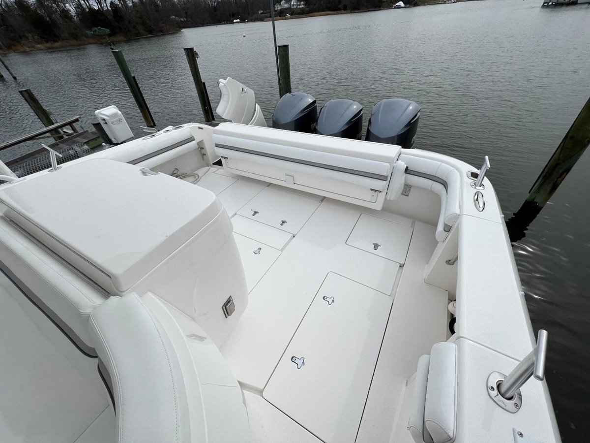 BluewaterYS's tweet photo. This beautifully-kept Intrepid 430 Sport Yacht has been lift-kept since new, and is now on the market in Annapolis, MD! Notable features include:
- Triple Yamaha 300hp Engines
- Cabin and Cockpit A/C
- Garmin Electronics
- Bow Thruster
https://t.co/iaD36yWZCx https://t.co/hGbU203EGd