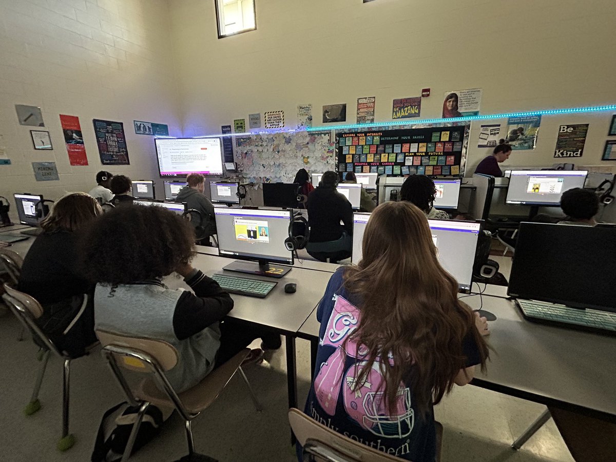 Check out Mrs. House at Gray’s Creek Middle School engaging, and empowering her students by assigning Edgenuity digital content to her students, and providing opportunities for academic growth! @AmberHouseCTE @TPerry126 @CumberlandCoSch #NCDLDay #DLDay #CCSDLDay #NCCoach