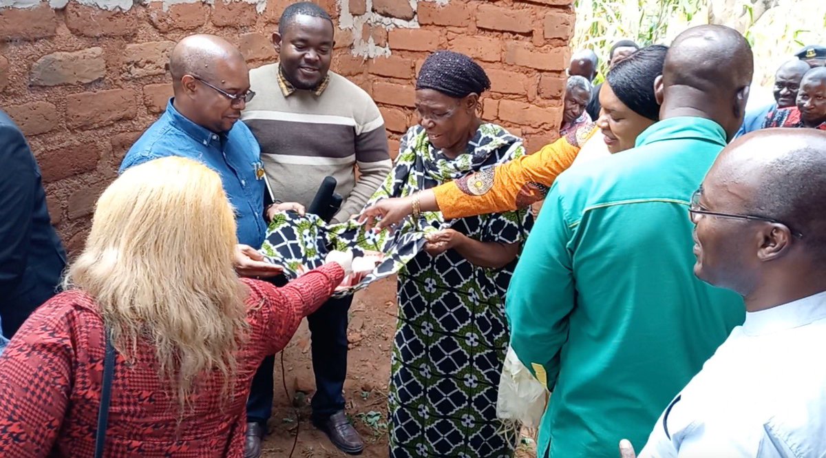 julius_jaji's tweet image. Mhe Kikwete na Kamati ya Bunge wametembelea kuona mafanikio ya utekelezaji wa mradi wa TASAF katika wilaya ya Uyui ambapo wameshuhudia wananchi wanavyobadili hali zao kupitia mradi huu. Pichani. Wakimchangia mwananchi kumalizia nyumba ikiwa ni kuunga juhudi. 
#TASAF 
#RK #KAZINI