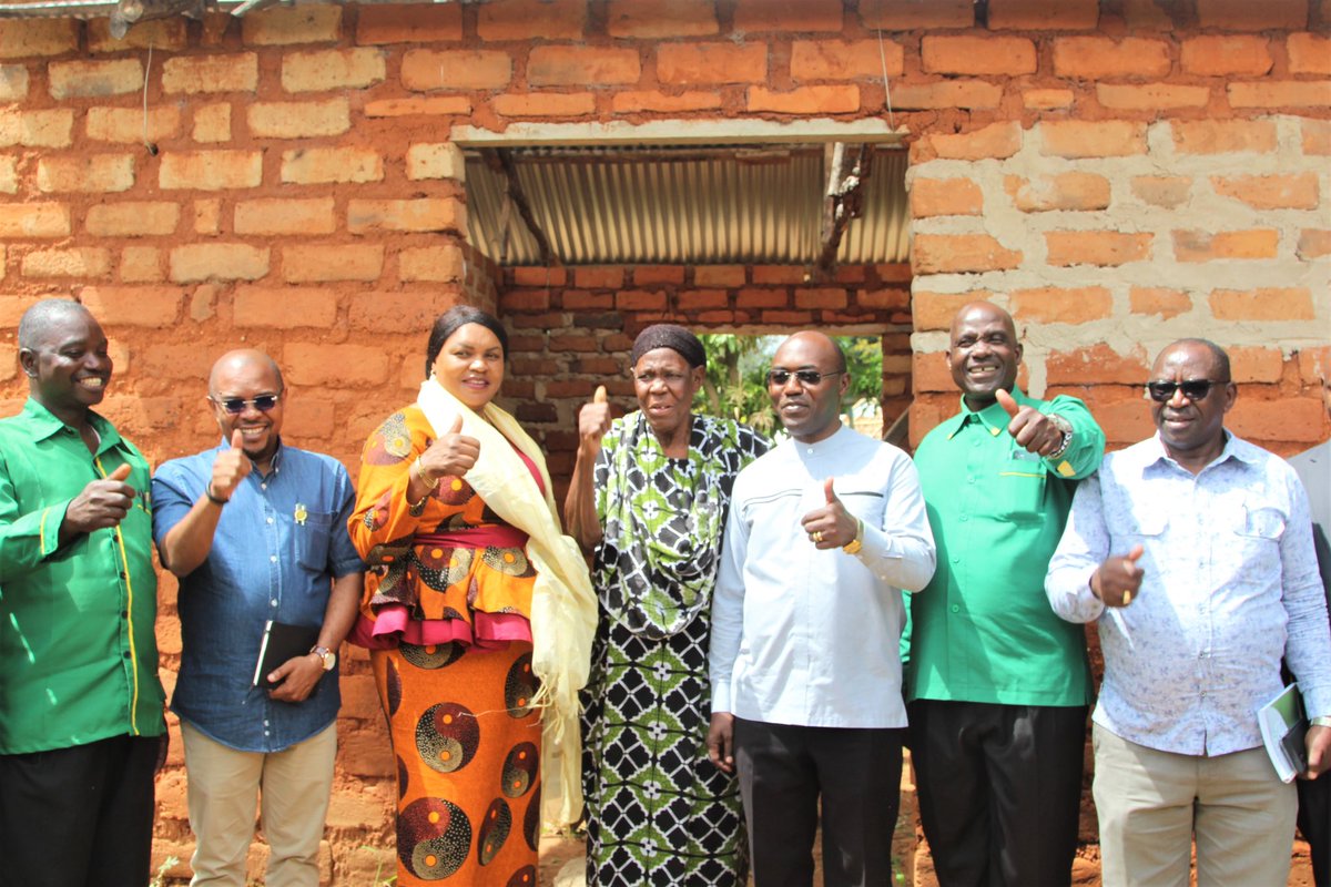 julius_jaji's tweet image. Mhe Kikwete na Kamati ya Bunge wametembelea kuona mafanikio ya utekelezaji wa mradi wa TASAF katika wilaya ya Uyui ambapo wameshuhudia wananchi wanavyobadili hali zao kupitia mradi huu. Pichani. Wakimchangia mwananchi kumalizia nyumba ikiwa ni kuunga juhudi. 
#TASAF 
#RK #KAZINI