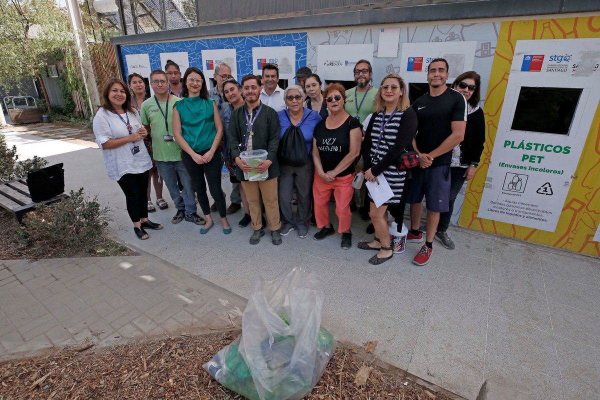 Muni_Stgo's tweet photo. Reapertura del Punto Limpio de Parque de los Reyes ♻️

Esta tarde participamos junto a vecinos y vecinas del taller "buenas prácticas ambientales", que se realiza cada miércoles desde las 10:30 hrs. Además, conversamos sobre la importancia de la gestión de residuos en la comuna. https://t.co/XRw8Oyzpel