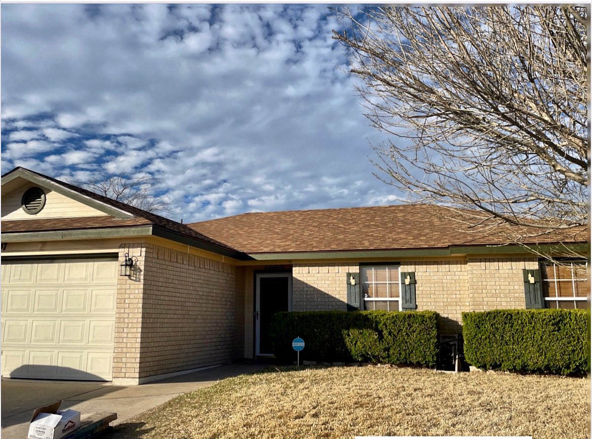 C2CRoofs's tweet image. We gave this home a fabulous update with brand new CertainTeed resawn shake shingles! If you are in need of a roof replacement give us a call today to schedule your free roof inspection 🧐 888-315-0169 #bbbaccredited #certainteedlandmark #c2croofs #austincontractor #austinroofing