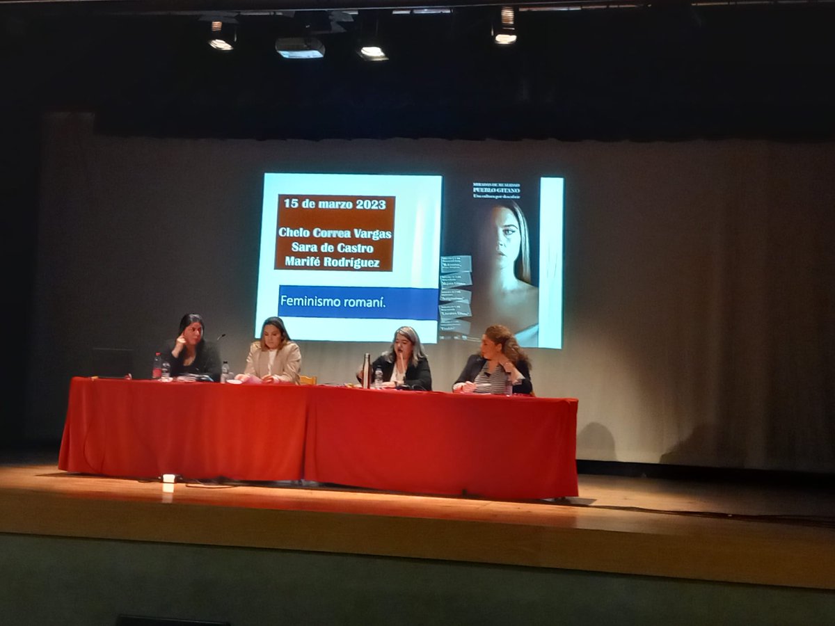 EUVillena's tweet photo. 💜 La mesa redonda en la @CasadelaCvltvra sobre mujeres gitanas con cuatro mujeres que han reivindicado la doble discriminación que sufren por ser mujeres y gitanas. 

Seguimos.

#SumandoParaTransformar #SáharaLibre #MujeresGitanas https://t.co/z3jHFrlRVT