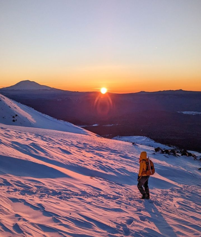 Vancouver_USA's tweet image. Soaking in the last of those winter moments on #MountStHelens before spring arrives! 😍 #TrueToNature #SWWA #DiscoverVanUSA   
📸: IG mikehikespnw of IG chasin_the_rayne
