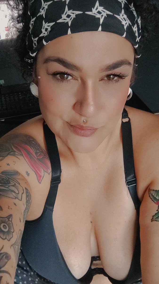 LaraLaravilha's tweet photo. Falaaaaaa uma coisa pra vcs: Pra quem tava com preguiça de manhã, fiz um monte de coisas. 

16:30 e eu já trabalhei pra firma, limpei a casa, lavei roupa, fiz batatas recheadas pro almoço, fiz bolo, fiz pão 🥵
Ainda preciso enviar dois relatórios, pintar o cabelo e treinar 🙃 https://t.co/Jx00AqkNxB