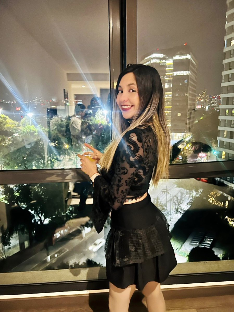 DanyGrass's tweet photo. Esa sonrisa siempre 😏 pero siempre que traigo un trago en la mano 😹 #tragos #siemprehappy #nuncainhappy #coolview #polanco #fiesta #deroll #porlacity #danygrass @DanyGrass https://t.co/bAvbxxA6Vb